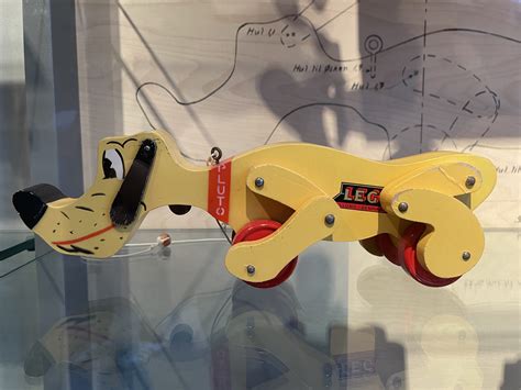 Pes žerie LEGO kocku