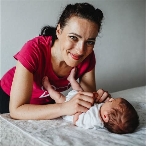 Ilustrácia psa a majiteľa komunikujúcich rôznymi spôsobmi