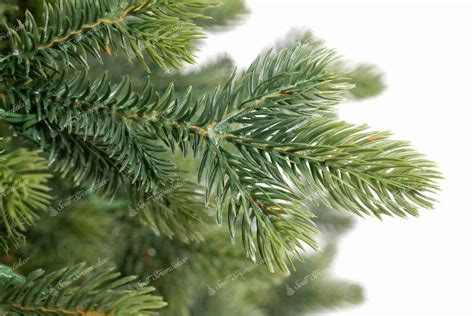 Porovnanie 2D a 3D ihličia umelého stromčeka