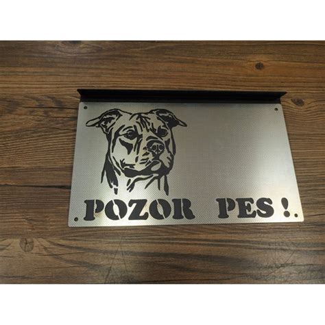 Príklad personalizovanej tabuľky na bránu s nápisom 