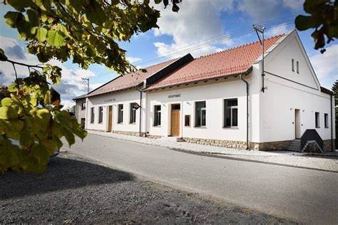 Mapa: Poloha Hostinca u Čierneho psa v historickom centre Komárna