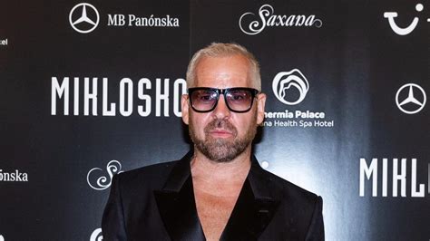 Fero Mikloško so svojimi psami v ateliéri