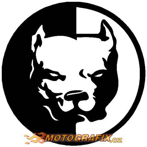 detail loga Pitbull na čiapke