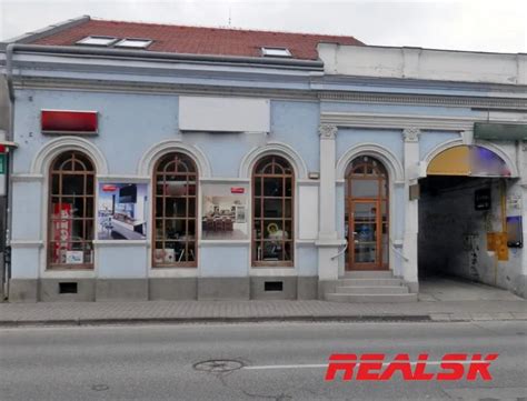 Historická časť budovy so vstupmi a obchodnými priestormi