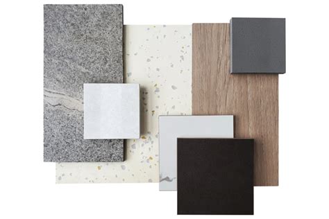 Rôzne materiály psích obojkov: nylon, koža, kov