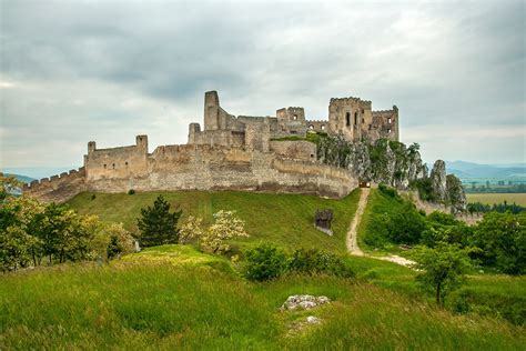 Beckovský hrad a jeho studňa s drakom (ilustratívne)