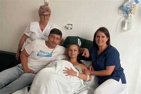 novorodeniatka pri matke v čistom pôrodnom boxe