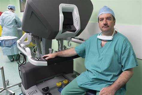 Infografika: Cesta transplantácie obličky od darcu k príjemcovi (kroky vyšetrení, operácie a následná starostlivosť)