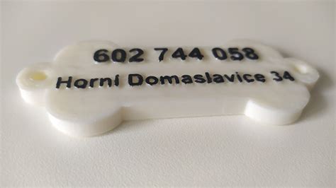 Gravírovaná známka na obojku psa