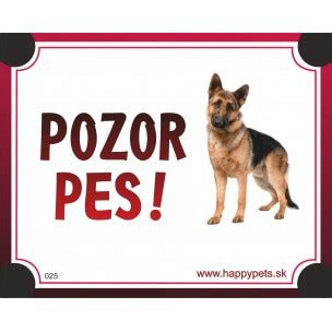 Tabuľka s nápisom „Pozor pes, nemecký ovčiak“ na modernom plotovom fasáde