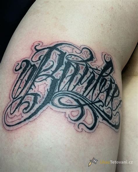 Príklady minimalistických tetovaní na krku