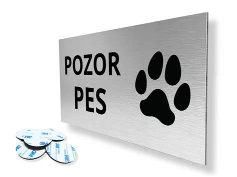 Obrázok kovovej tabuľky s výstražným textom Pozor Pes