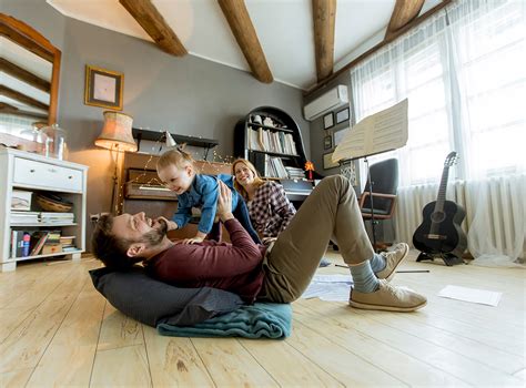 Rodina sa hrá s dieťaťom v parku