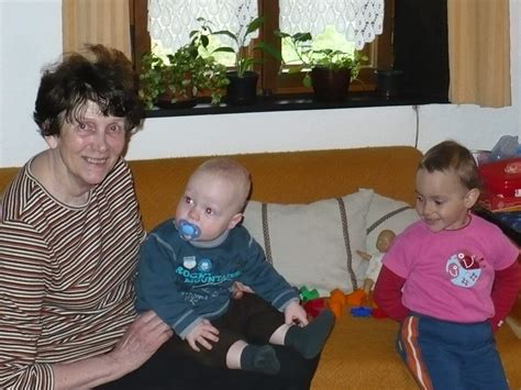 Rodina si prezerá fotky na tablete