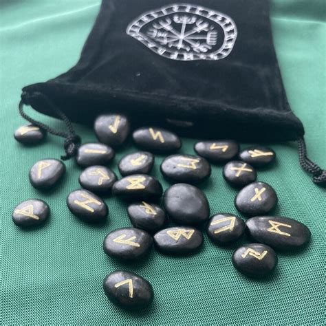 Ručne vyrobená sada runových kameňov z prírodného krištáľu