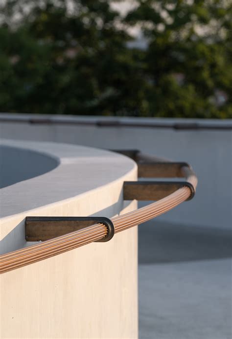 Detail lakovaného povrchu bieleho koženého obojka