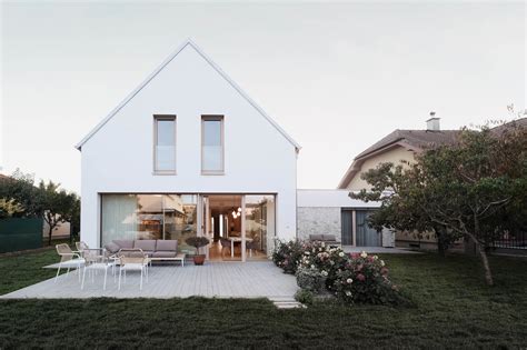 Ilustrácia rodiny s tieňmi kráčajúcej pri Dunaji