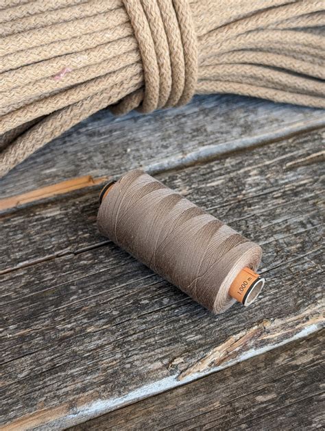 Detailné zábery na kvalitné šitie a materiál obojku