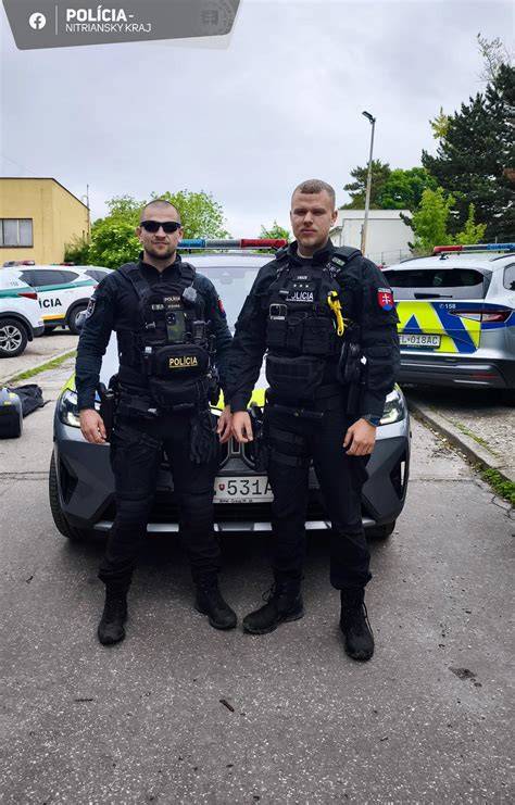 Obrázok: lev sa približuje k dvojici policajtov