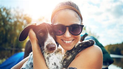 Dievča hrajúce sa so psom na pláži