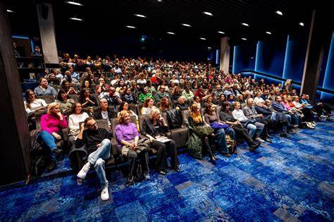 diváci v kinosále sledujú film, reakcie publika